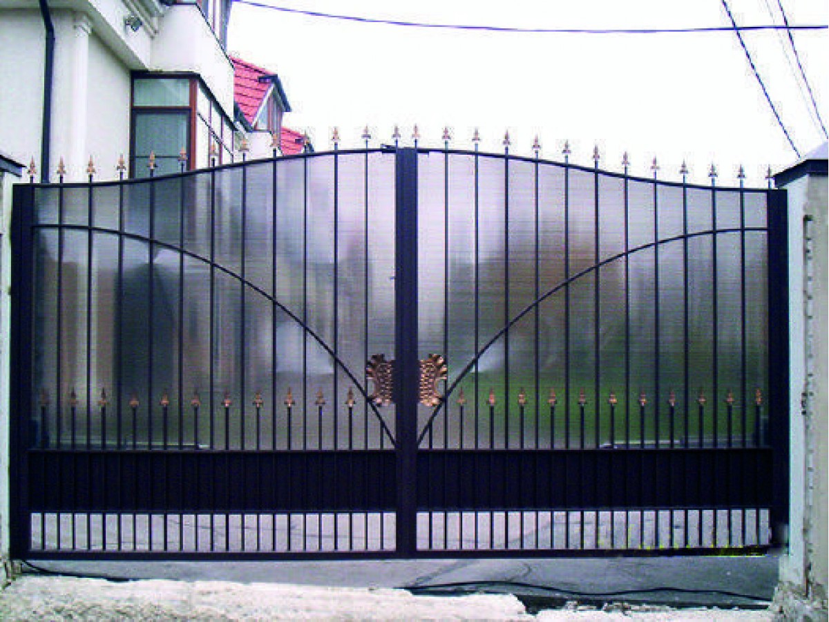 Купить ворота нижнем новгороде. Откатные ворота поликарбонат 3м. Ворота распашные. Ворота из металла. Ворота с поликарбонатом.
